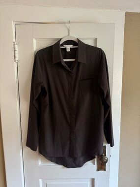 lululemon athletica Women's Long Sleeve Button-Down Shirt in Dark Brown